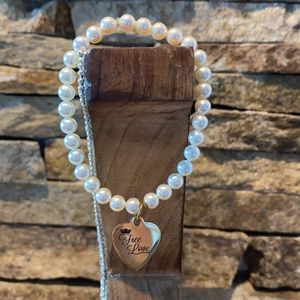 Free love stretchy pearl bracelet with gold heart